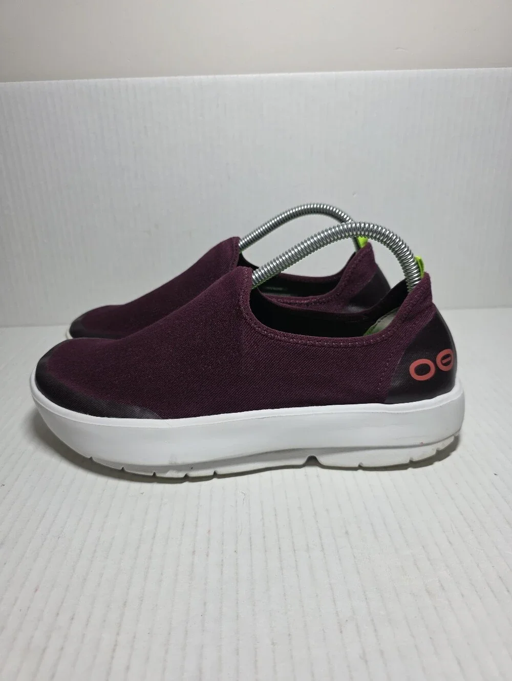 Oofos Oomg Low Women's Size 9 Slip On Shoes Maroon